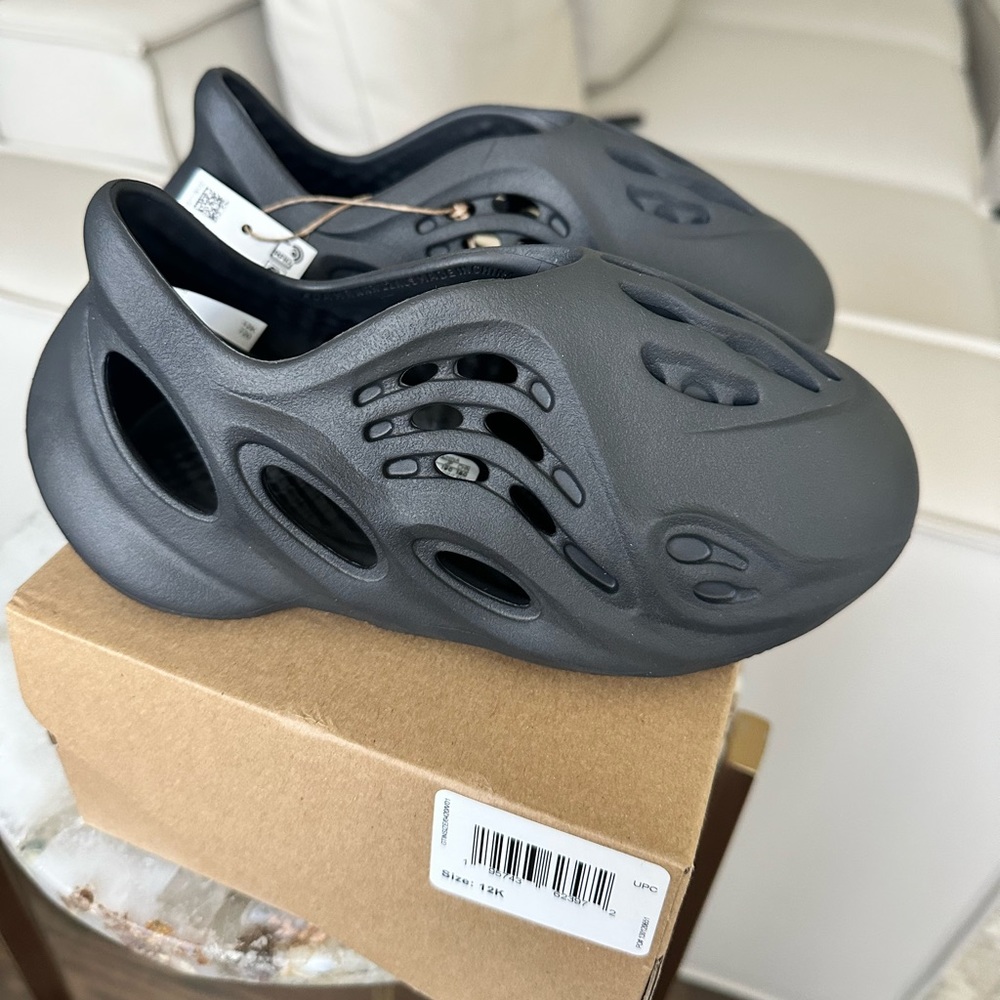 BNWT black Yeezy foam runners